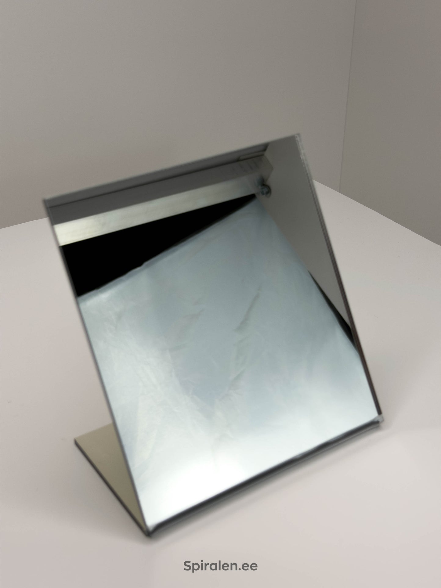 Akrüülist lauamenüü alus